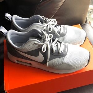 Nike Tavas size 9 1/2